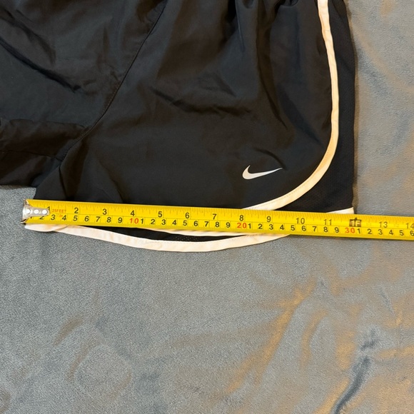 Nike Black and White Athletic Shorts Lightweight Design
#1019 - Picture 5 of 10